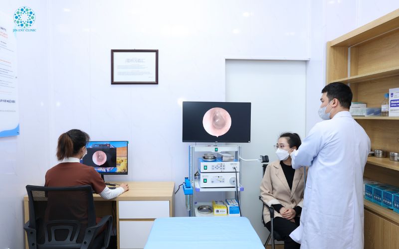 Bác sĩ đang thực hiện nội soi tai cho người bệnh tại JIN ENT Clinic 