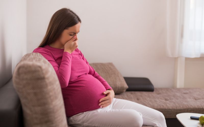 Khi có dấu hiệu triệu chứng đau họng kéo dài, hoặc dấu hiệu bất thường mẹ bầu cần đi thăm khám bác sĩ