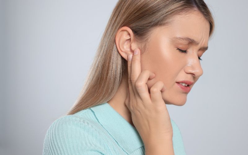Có nhiều nguyên nhân dẫn đến đau vành tai