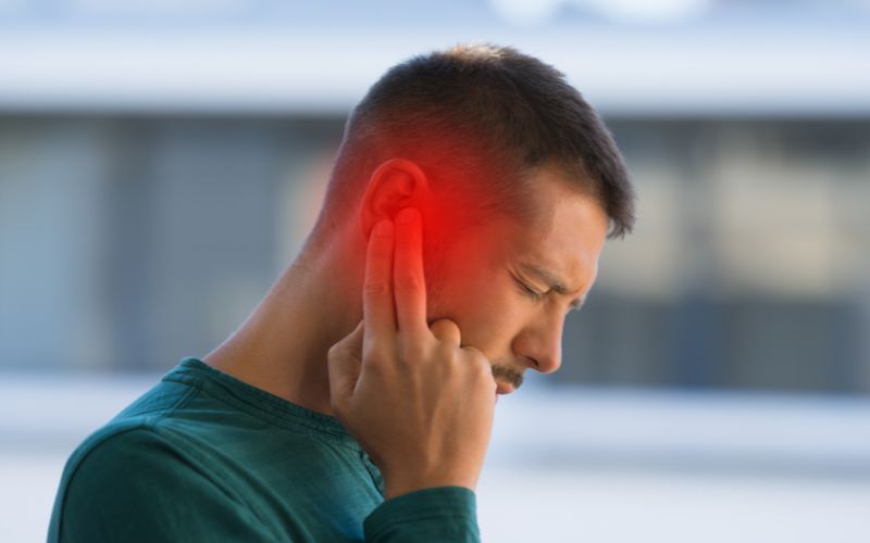 Đau tai, tù tai là một trong những dấu hiệu điển hình khi có dị vật ở tai
