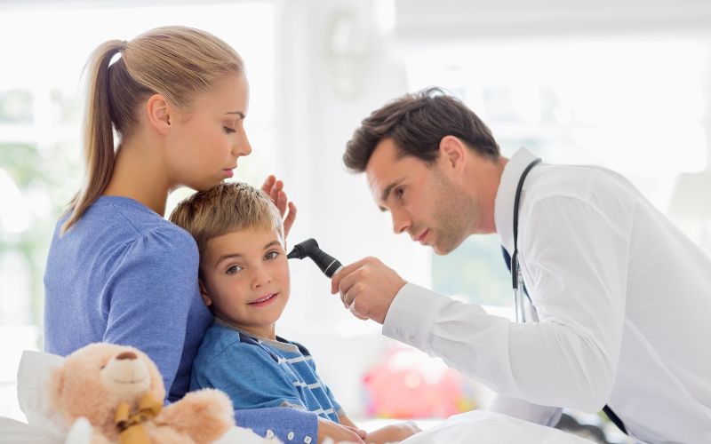 Khi có dị vật ở trong tai cần đến cơ sở y tế để lấy dị vật trong tai càng sớm càng tốt