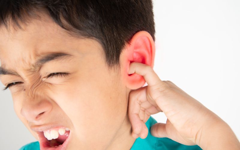 Đau tai, ù tai, nghe kém là một trong những dấu hiệu thường thấy khi có dị vật ở tai