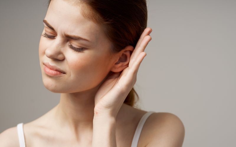 Đau tai là một trong những triệu chứng điển hình của viêm tai giữa