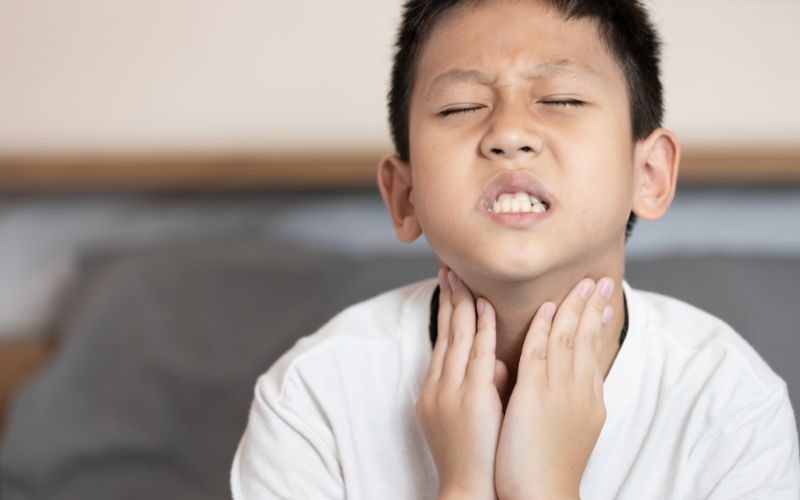 Trẻ bị viêm thanh quản có thể bị mất tiếng