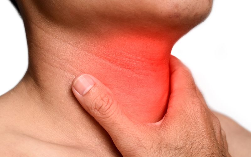 Viêm thanh quản là tình trạng dây thanh bị sưng viêm, thường gây khàn tiếng, mất tiếng và đau họng