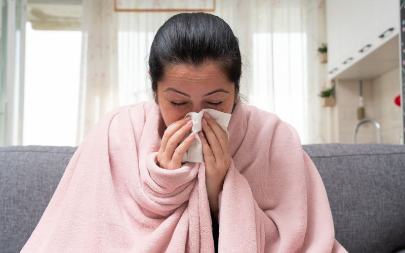 Khi bị viêm xoang bướm bệnh nhân bị chảy dịch mũi và có thể kèm theo máu