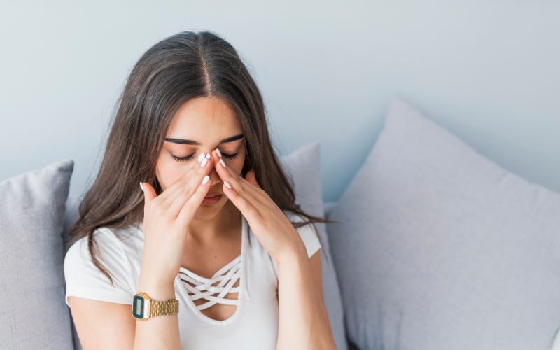 Ù tai. chóng mặt, đau đầu là những biểu hiện thường gặp khi bị viêm xoang sàn