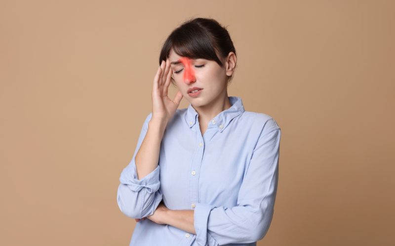 Đau đầu là một trong những triệu chứng điển hình khi bị viêm xoang trán