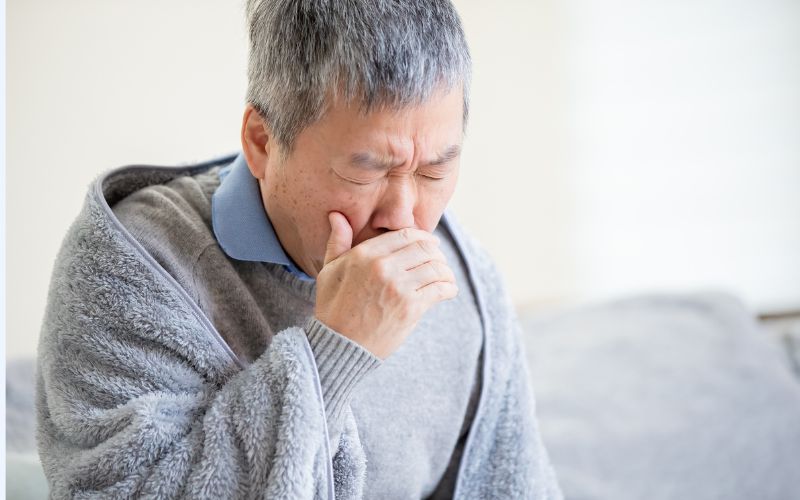 Ho nhiều vè đêm ở người lớn tuổi là tình trạng hệ hô hấp đang bị suy giảm miễn dịch