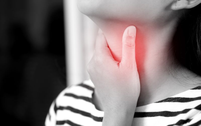 Viêm họng là tình trạng viêm nhiễm tại lớp niêm mạc vùng họng