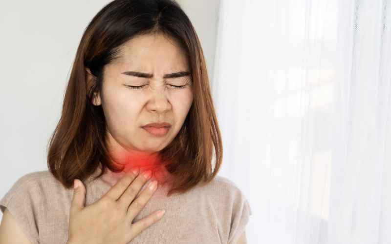 Tình trạng viêm họng hạt kéo dài cần đi thăm khám bác sĩ để điều trị dứt điểm